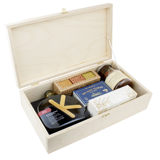 Elegant wooden box filled with Greek gourmet products including olive oil, honey, sea salt, and herbs – a luxurious Mediterranean gift set